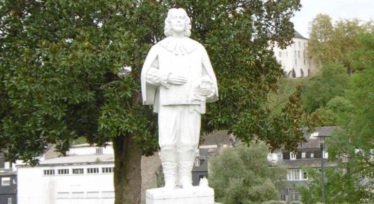 Statue of Jean Armand de Peyré in Oloron-Sainte-Marie